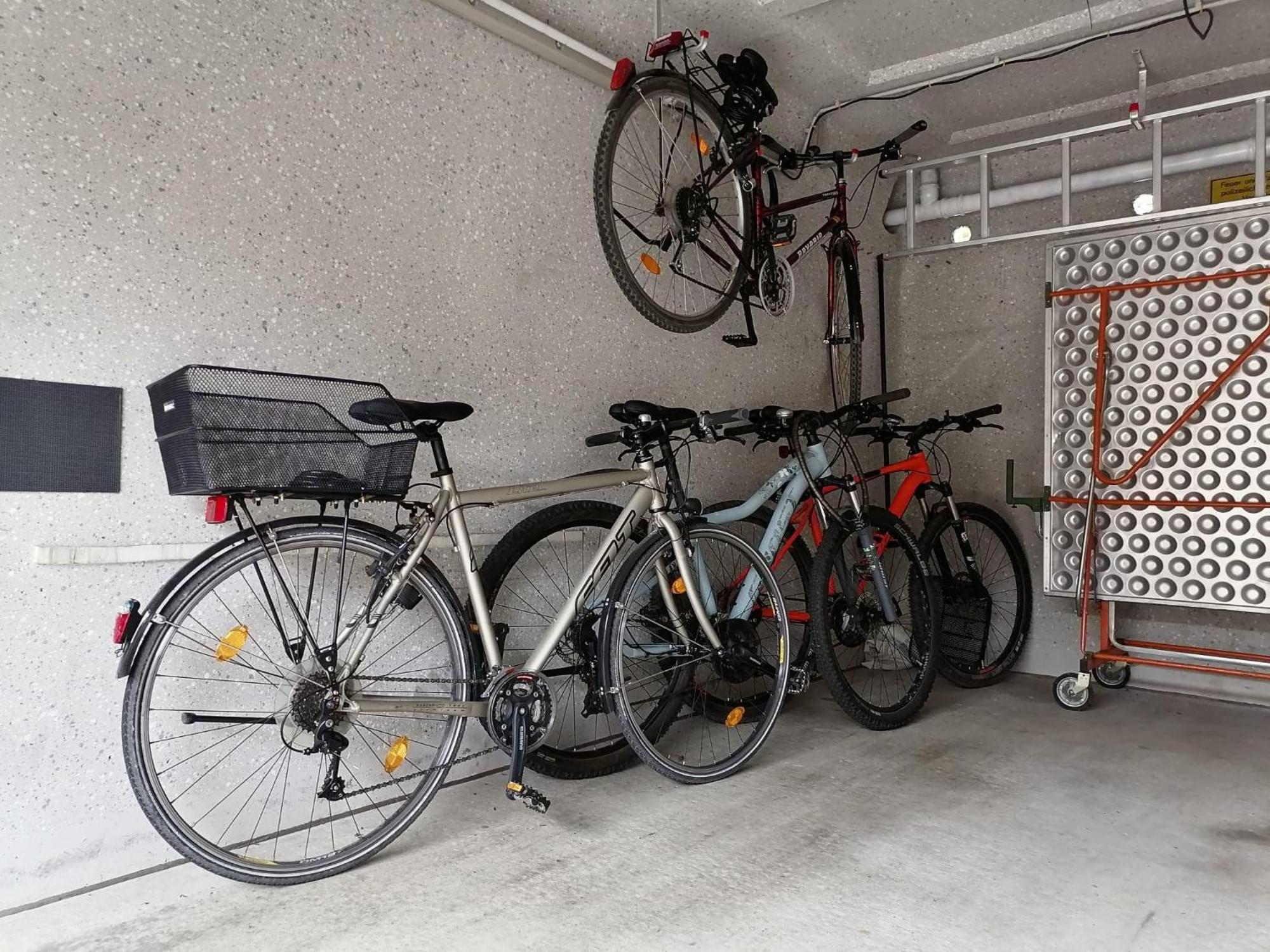 Elegant-Terraced-House-With-Bikes-Near-The-Lake-Children-At-Least-6-A-Old Starnberg Kültér fotó